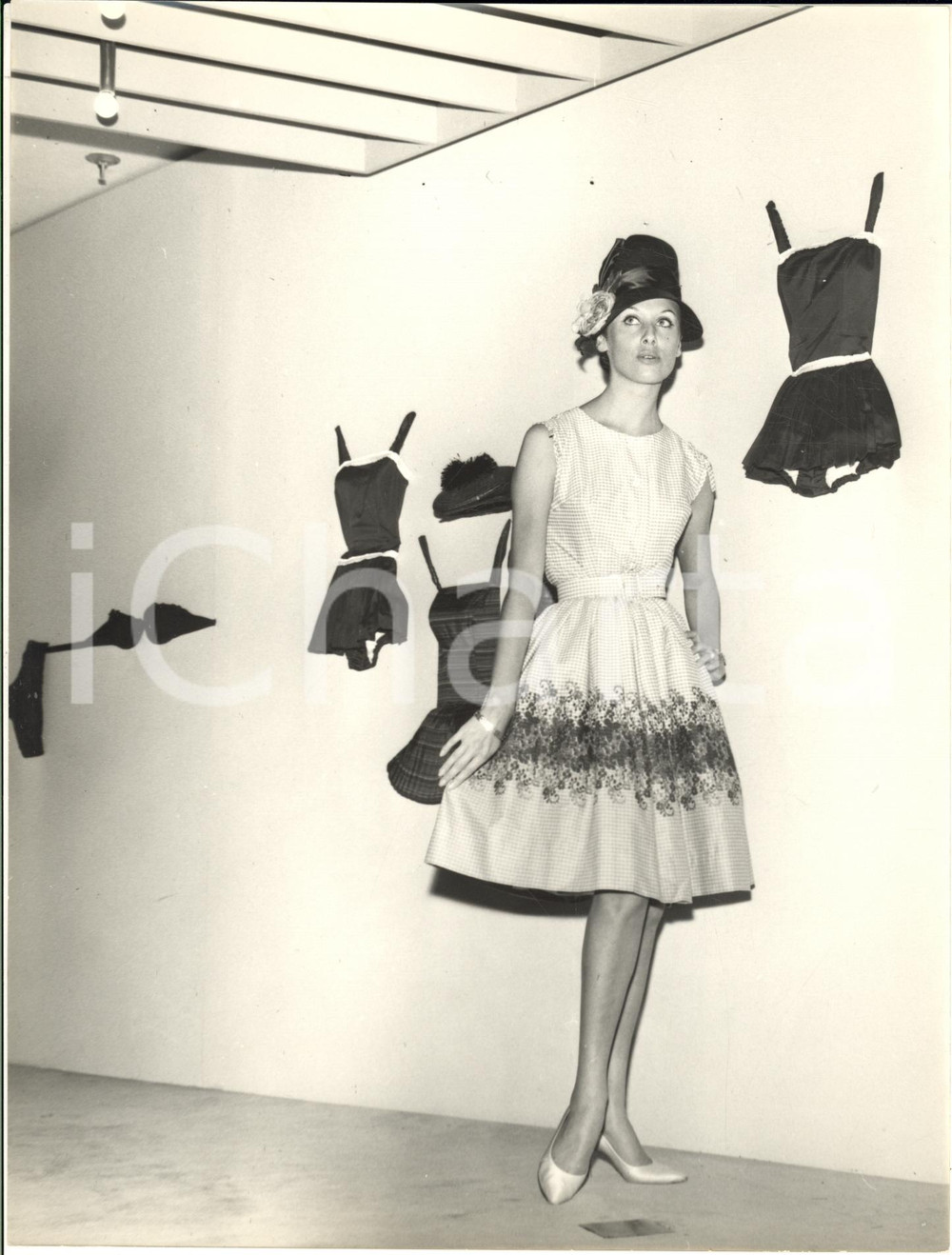 1961 GENOVA PICCAPIETRA Nuova sede RINASCENTE - Modella al reparto abbigliamento