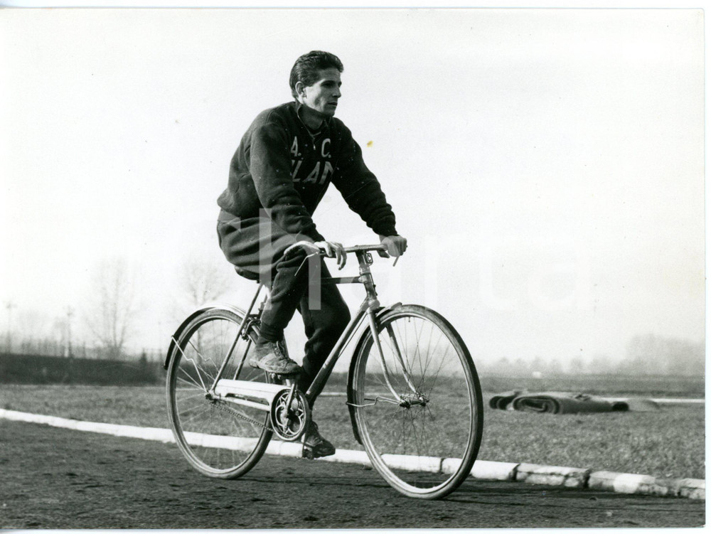 1958 Area di MILANO - CALCIO MILAN Eros BERALDO in bicicletta dopo infortunio