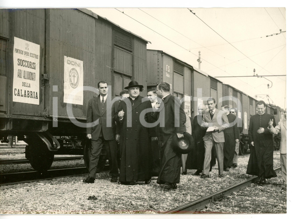 1953 ROMA - POA Prelati percorrono il treno per soccorso alluvionati calabresi Fotografia d'epoca con didascalia coeva al verso. CONDIZIONI: FAIR (ondulatura ai margini)FORMATO: 18x13 cm     originale e autentica 1