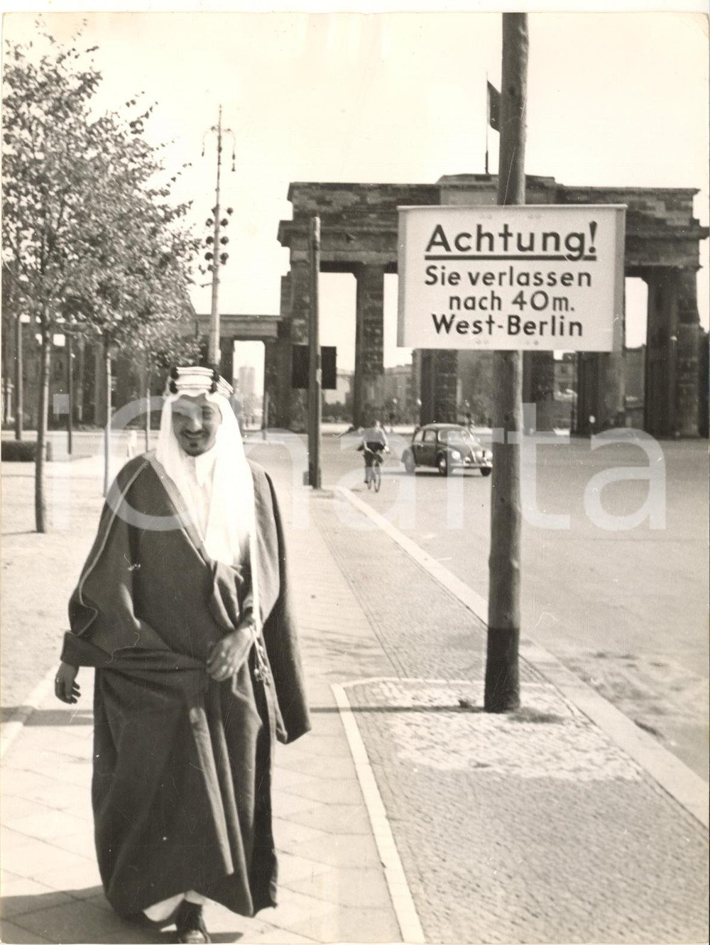 1953 WEST BERLIN King Faisal of Saudi Arabia at Brandenburg Gate *Photo 15x20 Fotografia d'epoca, con didascalia coeva. CONDIZIONI: POOR (evidenti increspature marginali; piegatura al lato sinistro)FORMATO: 15x20 cm    originale e autentica 1