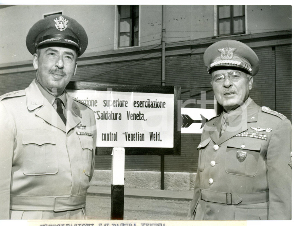 1955 ca ESERCITAZIONI "SALDATURA VENETA" Gen. Enrico FRATTINI e David SCHLATTER Fotografia d'epoca con didascalia coeva al verso. CONDIZIONI: GFORMATO: 18x13 cm     originale e autentica 1