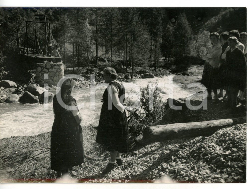 1958 ALLUVIONE FORNO CANAVESE (TO) Contadine osservano il ponte crollato *Foto Fotografia d'epoca con didascalia coeva al verso. CONDIZIONI: GFORMATO: 18x13 cm     originale e autentica 1
