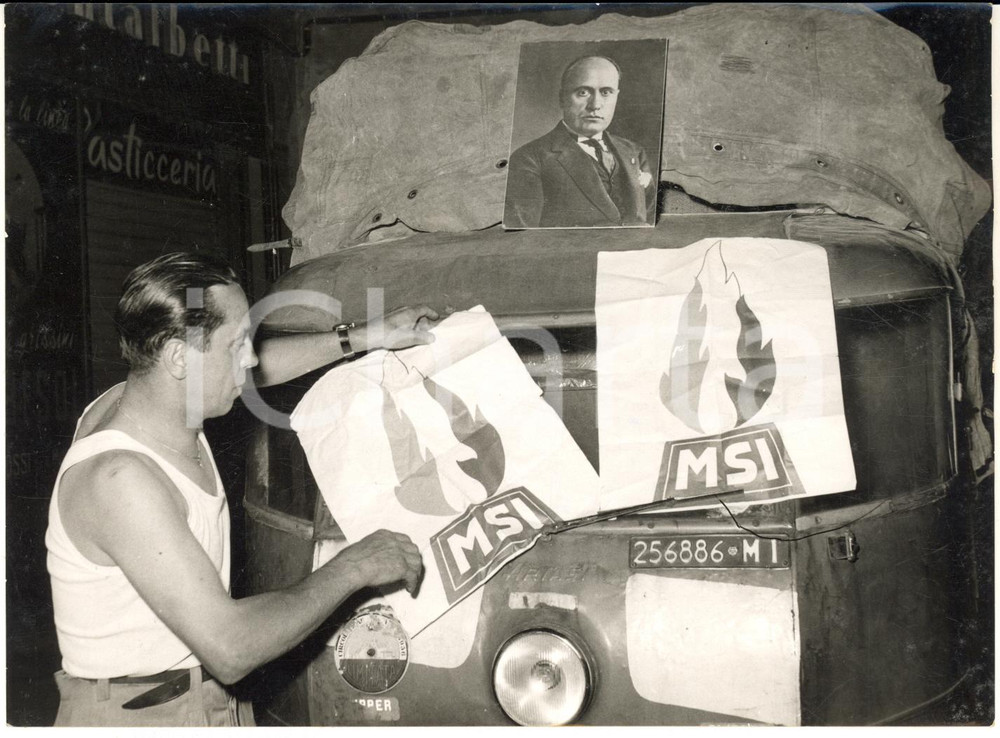 Agosto 1957 MILANO Giovani MSI partono per le ferie con ritratto Mussolini *Foto Fotografia d'epoca, con didascalia coeva. CONDIZIONI: G  FORMATO: 18x13 cm    originale e autentica 1