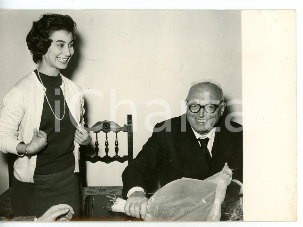 1959 ROMA - PSI Pietro NENNI riceve omaggio floreale *Fotografia 18x13 cm Fotografia d'epoca con didascalia coeva al verso. CONDIZIONI: G (ma lieve ondulatura al margine superiore)FORMATO: 18x13 cm     originale e autentica 1