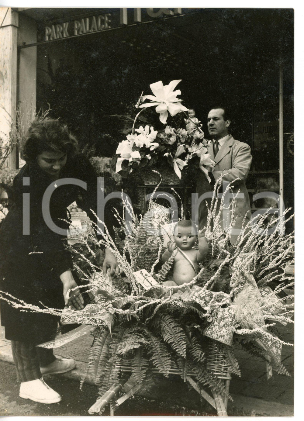 1957 PRINCIPATO DI MONACO Omaggio per la nascita della principessa Carolina Fotografia d'epoca con didascalia coeva al verso. CONDIZIONI: GFORMATO: 13x18 cm     originale e autentica 1