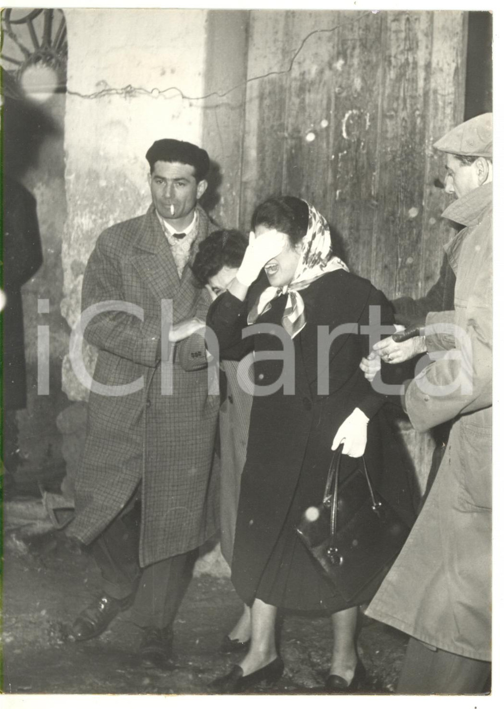 1962 PALERMO MAFIA Omicidio Salvatore LUPO LEALE - La disperazione dei familiari  Fotografia d'epoca con didascalia coeva.  CONDIZIONI: G FORMATO: 13x18 cm     originale e autentica 1