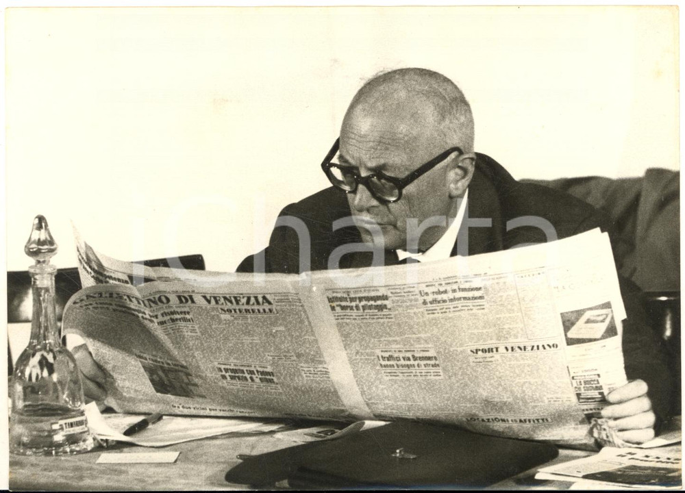 1957 VENEZIA Congresso PSI - Pietro NENNI legge il "Gazzettino di Venezia" Foto Fotografia d'epoca con didascalia coeva al verso. CONDIZIONI: FAIR (lievi macchie al margine superiore)FORMATO: 18x13 cm     originale e autentica 1