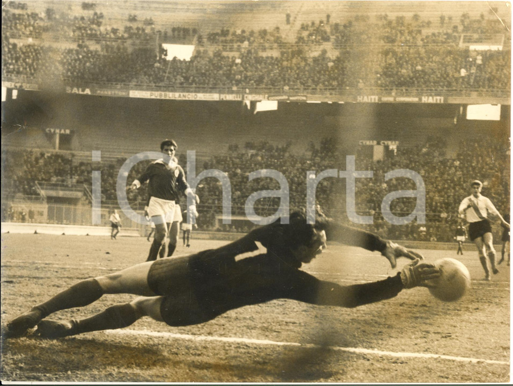 1962 CALCIO NAZIONALE ITALIANA-BENFICA Costa Pereira para Rivera - Foto 24x18  Fotografia d'epoca con didascalia al verso. CONDIZIONI: POOR (piegatura centrale e marginale; lieve sovraimpressione; piegatura angolare) FORMATO: 24x18 cm     originale e autentica 1