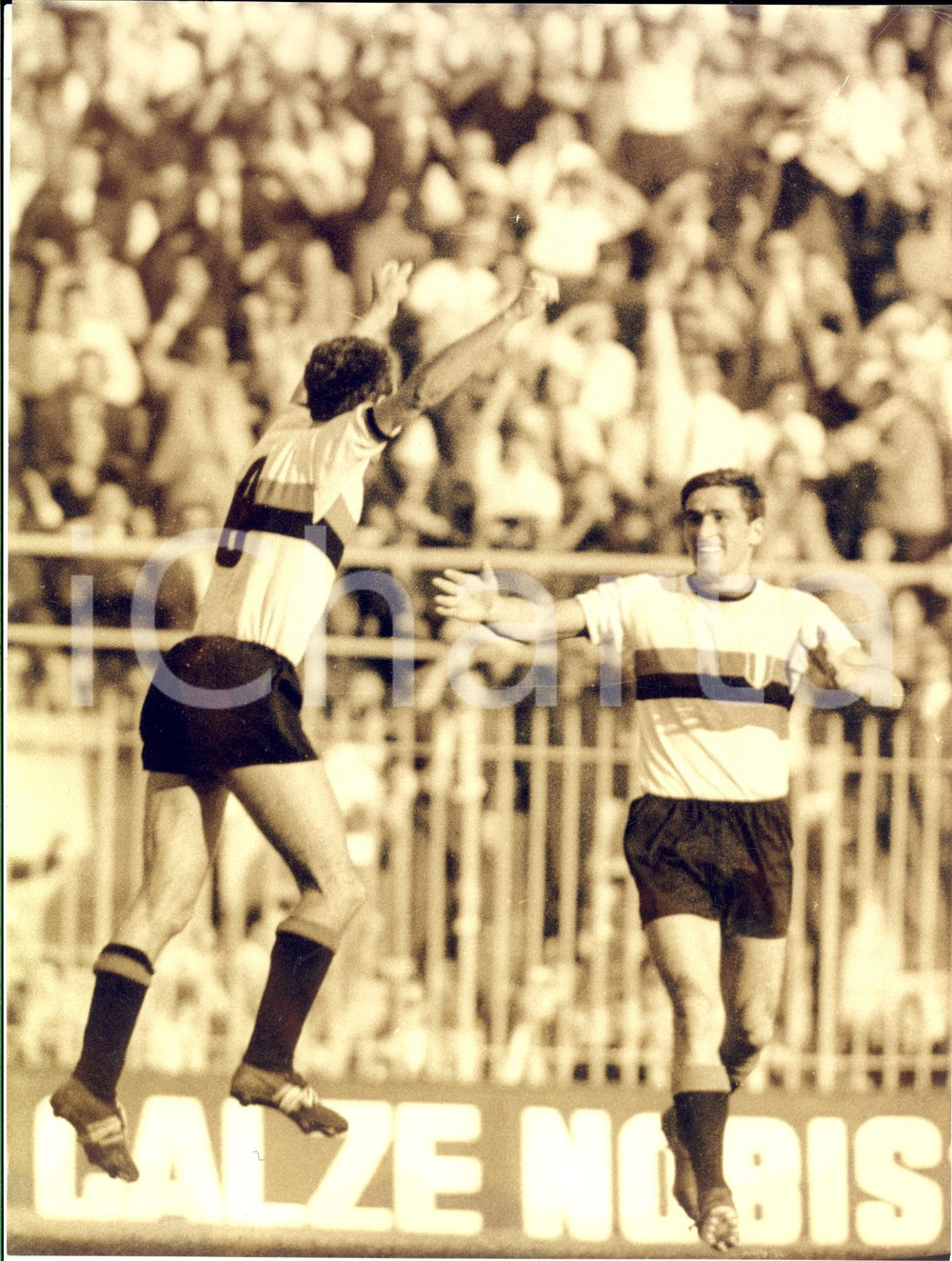 1965 CALCIO INTER-ATALANTA 1-0 Goal di Sandro MAZZOLA - Foto 18x24 cm Fotografia d'epoca.  CONDIZIONI: POOR (piegatura al margine superiore; ingiallimento diffuso) FORMATO: 18x24 cm    originale e autentica 1