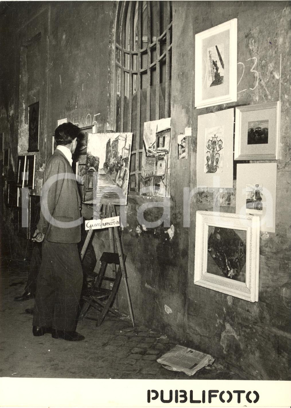 1954 ROMA Via MARGUTTA - La celebre mostra d'arte "Ottobrata Marguttiana" - Foto  Fotografia d'epoca con didascalia coeva.  CONDIZIONI: G (ma lieve sovraimpressione al lato destro) FORMATO: 13x18 cm     originale e autentica 1
