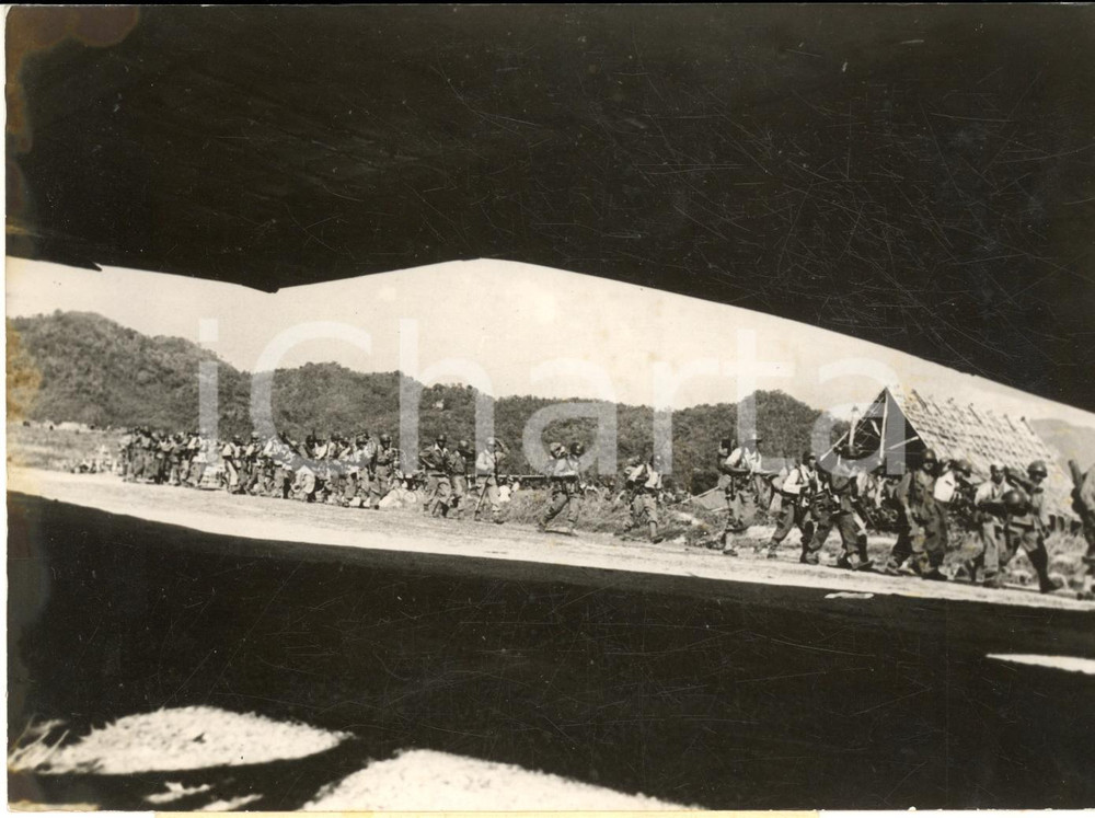 1953 GUERRA LAOS - LUANG PRABANG - Colonna di rinforzi in marcia *Foto