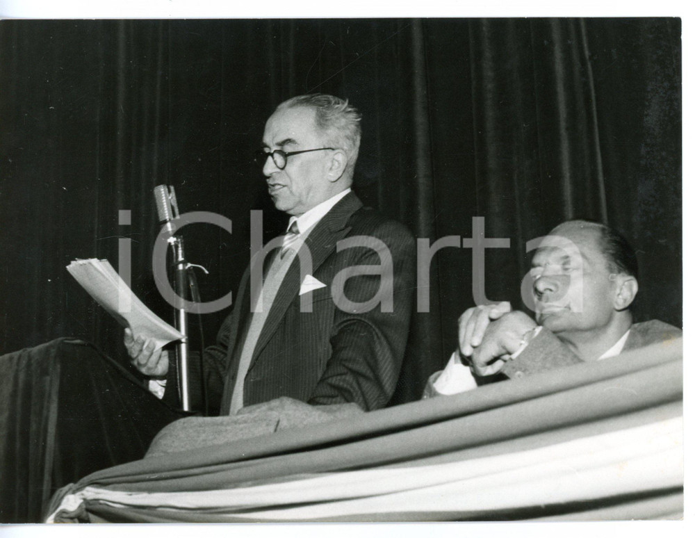 1956 MILANO Teatro Odeon - Discorso di Luigi LONGO sulla missione in JUGOSLAVIA Fotografia d'epoca con didascalia coeva al verso. CONDIZIONI: G (ma lievi sovraimpressioni)FORMATO: 18x13 cm     originale e autentica 1
