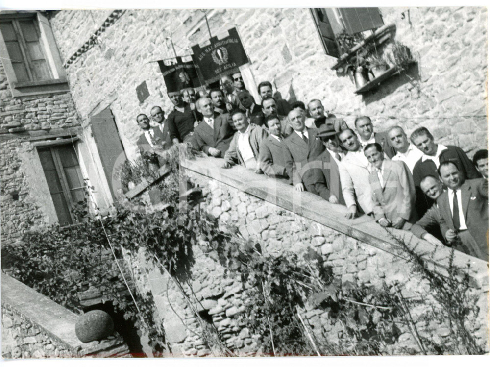 1957 PREDAPPIO Nostalgici MSI visitano la casa natale di Mussolini - Foto Fotografia d'epoca con didascalia coeva al verso. CONDIZIONI: FAIR (bassa qualit&agrave; di stampa)FORMATO: 18x13 cm     originale e autentica 1