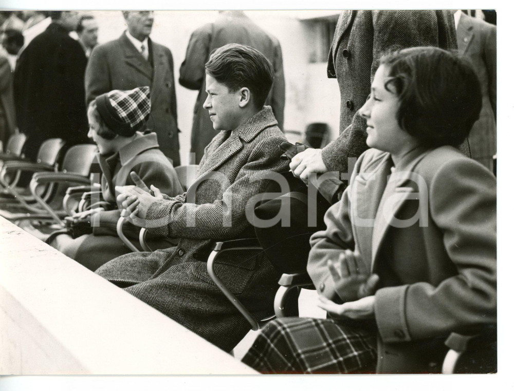 1955 ROMA CALCIO ITALIA-GERMANIA 2-1 Figli di Giovanni GRONCHI alla partita Fotografia d'epoca con didascalia coeva al verso. CONDIZIONI: GFORMATO: 18x13 cm     originale e autentica 1
