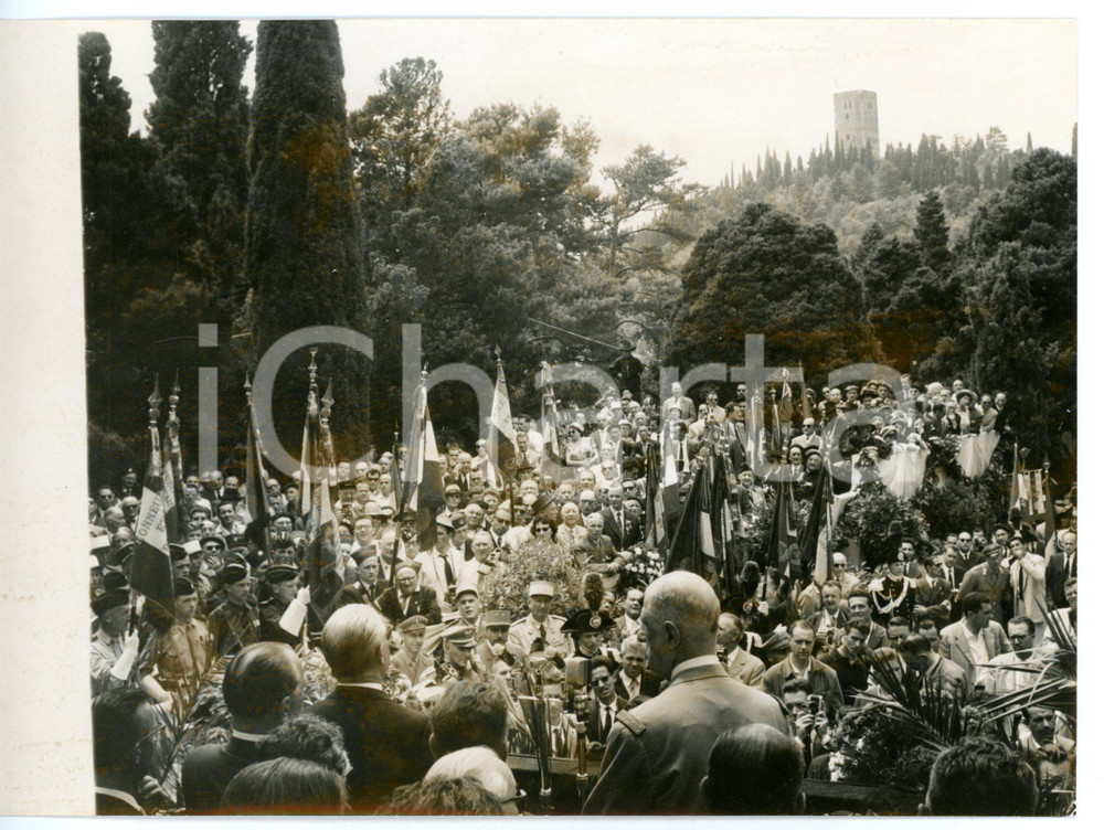 24 giugno 1959 SOLFERINO Charles DE GAULLE e Giovanni GRONCHI parlano alla folla Fotografia d'epoca con didascalia coeva al verso. CONDIZIONI: G (ma lievi bruniture)FORMATO: 18x13 cm     originale e autentica 1