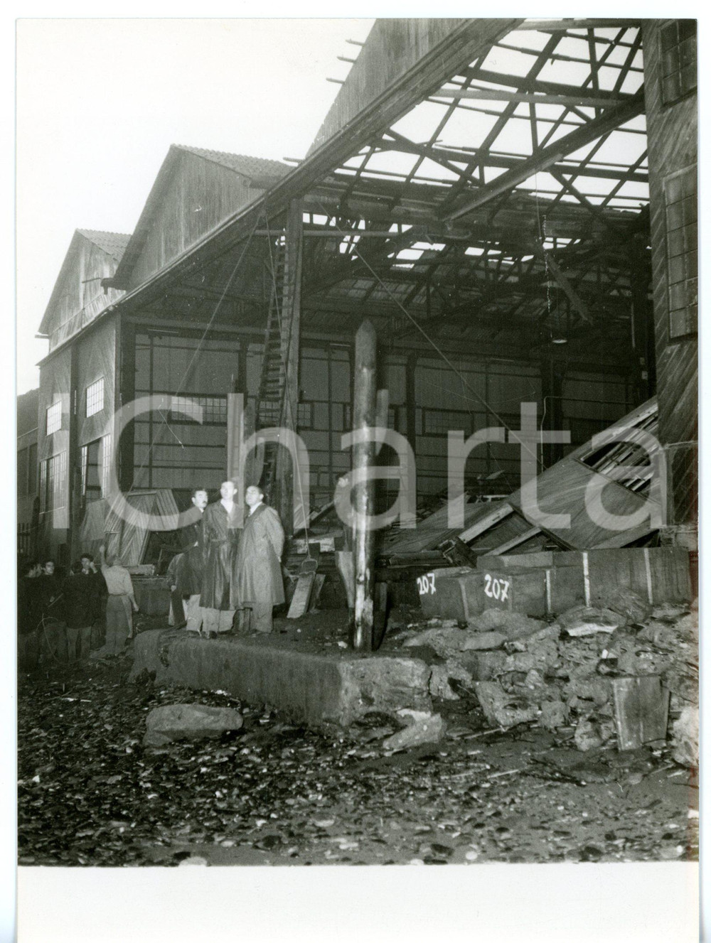 1957 GENOVA - CICLONE A VOLTRI Macerie del cantiere COSTAGUTA *Foto 13x18 cm Fotografia d'epoca con didascalia coeva al verso. CONDIZIONI: GFORMATO: 13x18 cm     originale e autentica 1