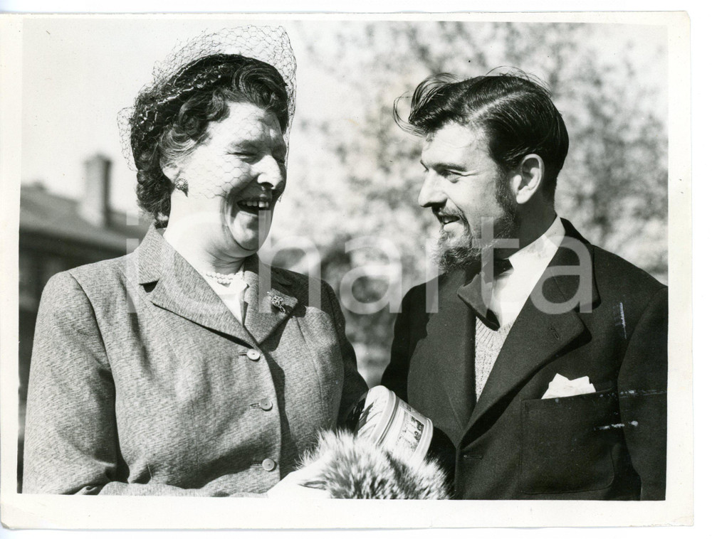 1953 Ristampa 1961 ABINGDON-ON-THAMES Secret agent George BLAKE with his mother Fotografia d'epoca con didascalia coeva al verso. CONDIZIONI: FAIR (piccole piegature ai margini)FORMATO: 20x15 cm     originale e autentica 1