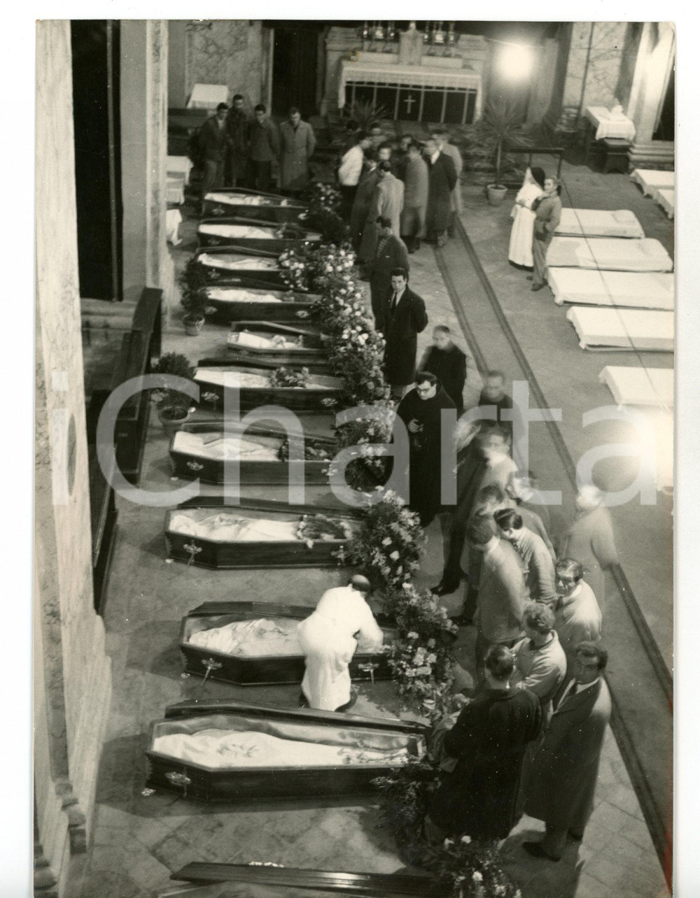 1955 RIETI Chiesa SANT'ANTONIO - Incidente aereo TERMINILLO Salme delle vittime Fotografia d'epoca con didascalia coeva al verso. CONDIZIONI: GFORMATO: 13x18 cm     originale e autentica 1