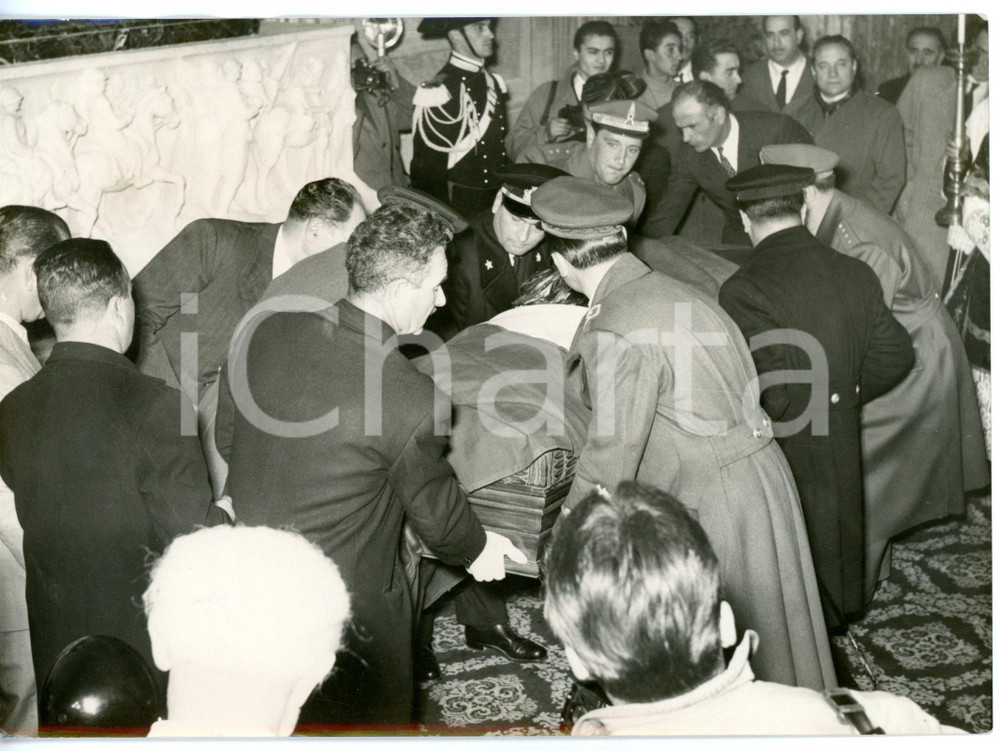 1953 ROMA Basilica S. Maria degli Angeli - Sistemazione salma Vittorio ORLANDO Fotografia d'epoca con didascalia coeva al verso. CONDIZIONI: FAIR (ondulatura al margine superiore)FORMATO: 18x13 cm     originale e autentica 1