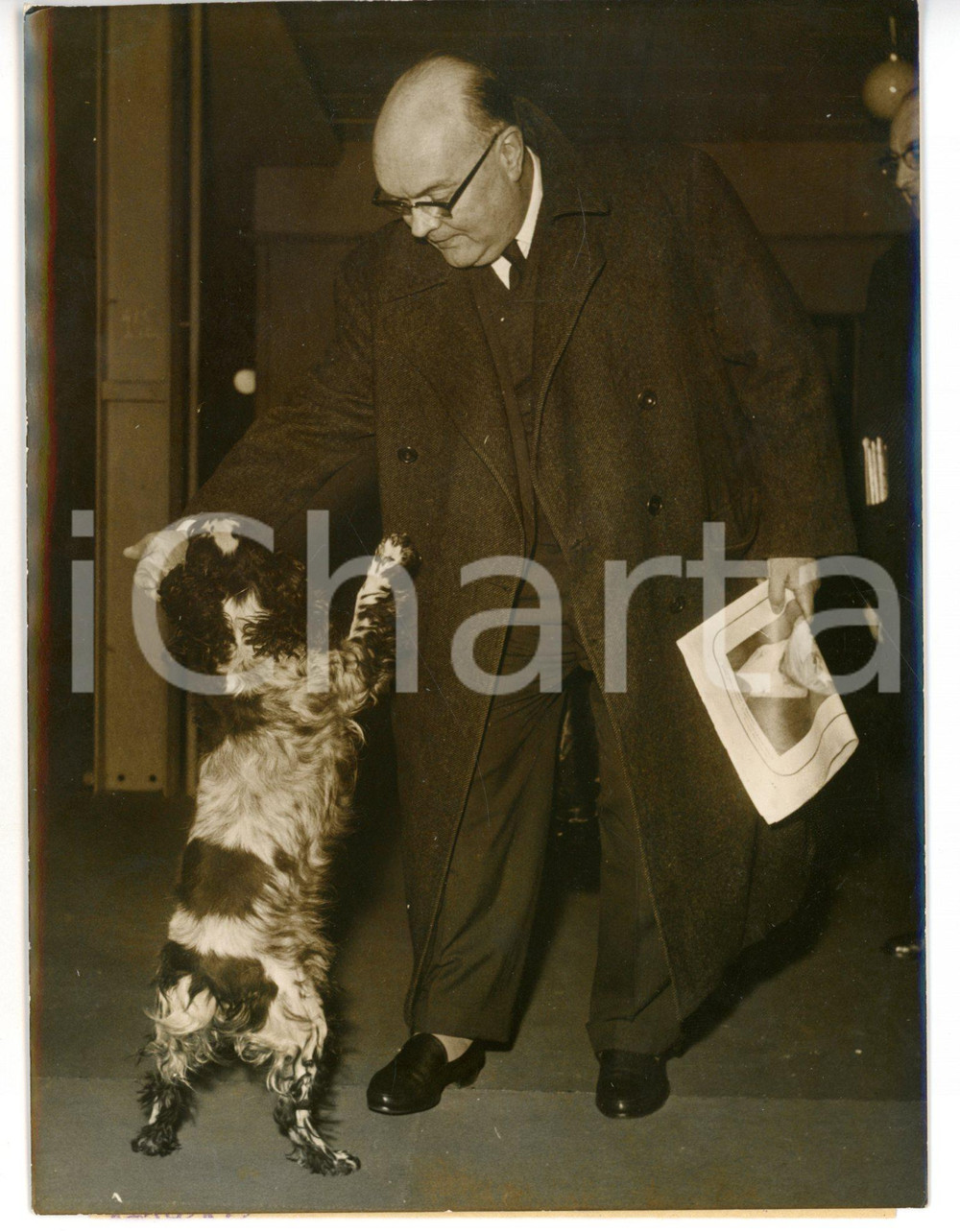 1957 PARIS Ministro Paul-Henri SPAAK gioca con il suo cane *Foto 13x18 cm Fotografia d'epoca con didascalia coeva al verso. CONDIZIONI: FAIR (alone diffuso)FORMATO: 13x18 cm     originale e autentica 1