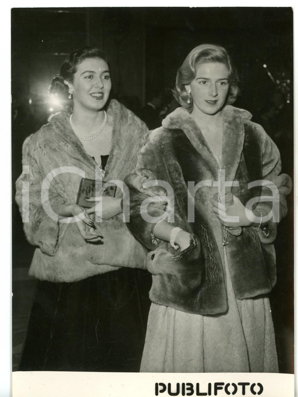 1954 ROMA - TEATRO DELL'OPERA Principessa Alessandra TORLONIA in pelliccia *Foto Fotografia d'epoca con didascalia coeva al verso. CONDIZIONI: FAIR (sovraimpressione al margine inferiore)FORMATO: 13x18 cm     originale e autentica 1