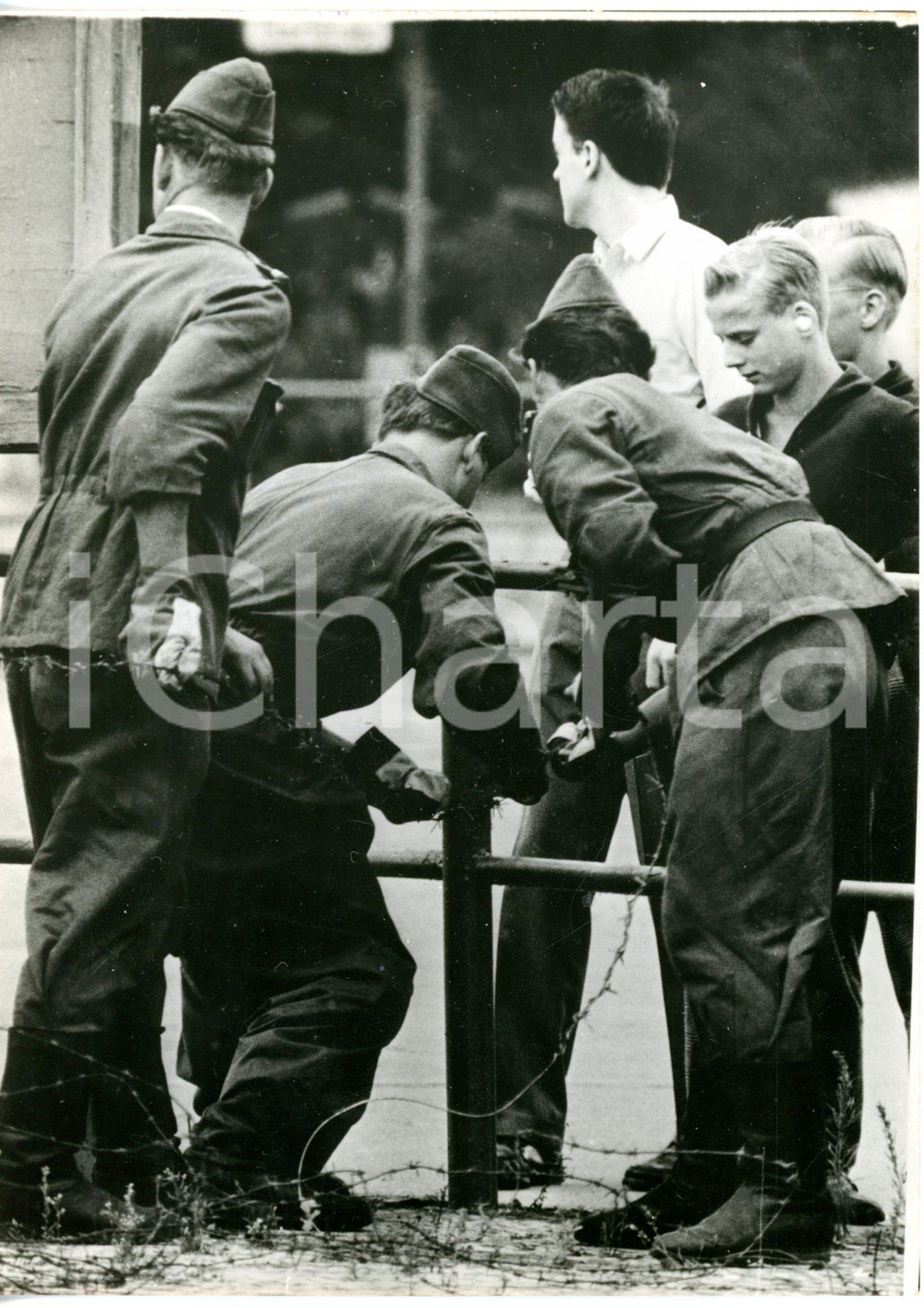 1962 BERLINO EST La VOLKSPOLIZEI rafforza i divisori al confine *Foto 13x18 cm