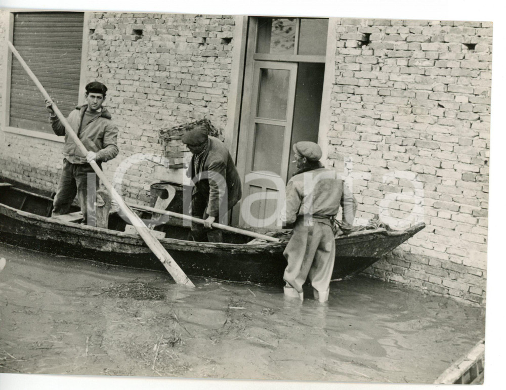 1956 ALLUVIONE DEL POLESINE - PO DI TOLLE Abitanti in barca per le strade *Foto