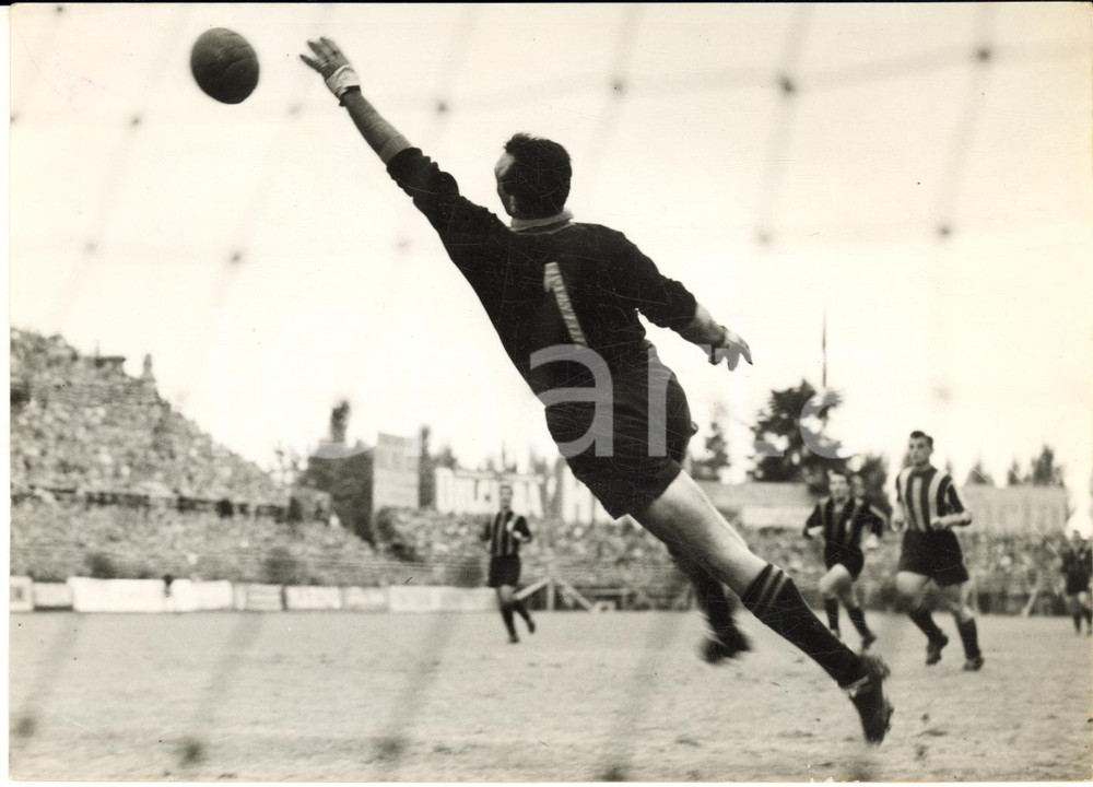 1953 CALCIO ATALANTA-INTER 0-2 Giuseppe ALBANI devia in calcio d'angolo - Foto