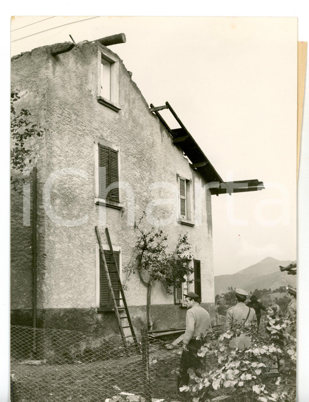 1957 LANZO D'INTELVI Casale distrutto da tromba d'aria - Sopralluogo Carabinieri Fotografia d'epoca con didascalia coeva al verso. CONDIZIONI: FAIR (piccola piegatura al margine superiore)FORMATO: 13x18 cm     originale e autentica 1