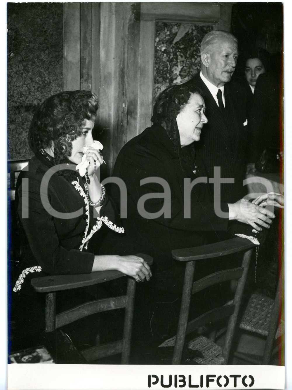 1954 ROMA Messa di suffragio Clara e Marcello PETACCI - La sorella Miria PETACCI Fotografia d'epoca con didascalia coeva al verso. CONDIZIONI: GFORMATO: 13x18 cm     originale e autentica 1
