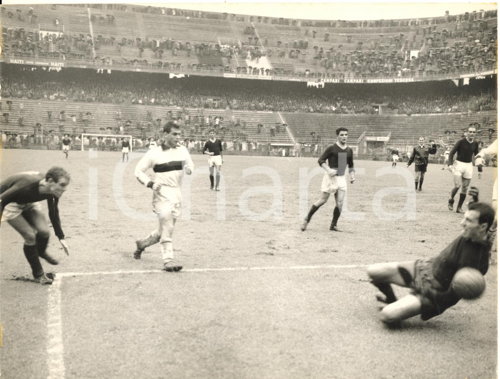 1964 CALCIO MILAN-BOLOGNA Portiere Giorgio GHEZZI in azione *Foto 24x18  Fotografia d'epoca con didascalia coeva al verso.   CONDIZIONI: FAIR 8piegatura al lato sinistro e all'angolo inferiore destro; lieve sovraimpressione marginale) FORMATO: 24x18 cm     originale e autentica 1