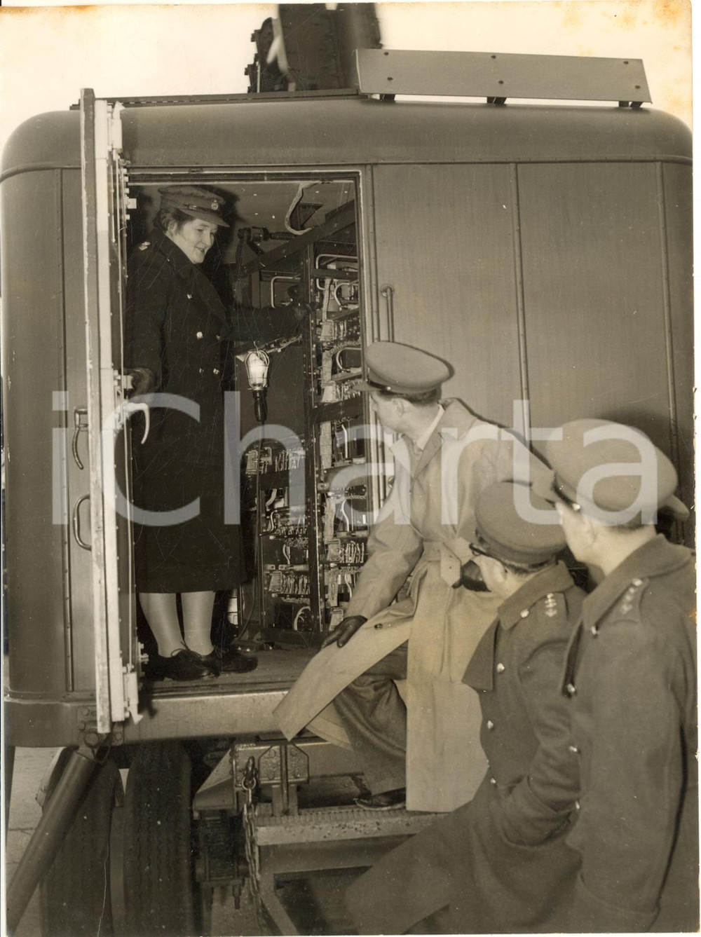 1956 ARBORFIELD GARRISON - Captain Irene ANDERSON teaching the theory of radar