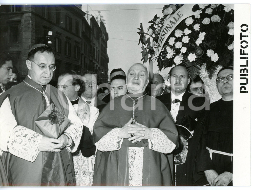 1954 ROMA Card. Clemente MICARA con omaggio floreale per Statua dell'Immacolata Fotografia d'epoca con didascalia coeva al verso. CONDIZIONI: GFORMATO: 18x13 cm     originale e autentica 1