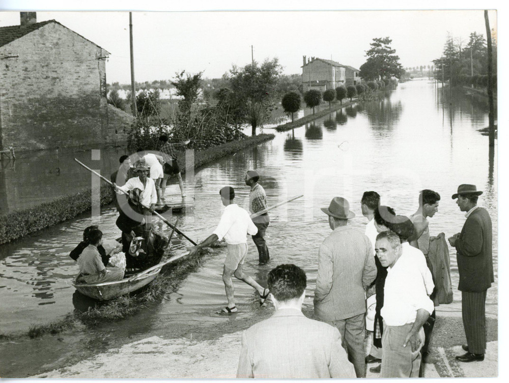 1957 ALLUVIONE DEL POLESINE Sfollati in barca per le strade *Foto 18x13 cm Fotografia d'epoca con didascalia coeva al verso. CONDIZIONI: GFORMATO: 18x13 cm     originale e autentica 1