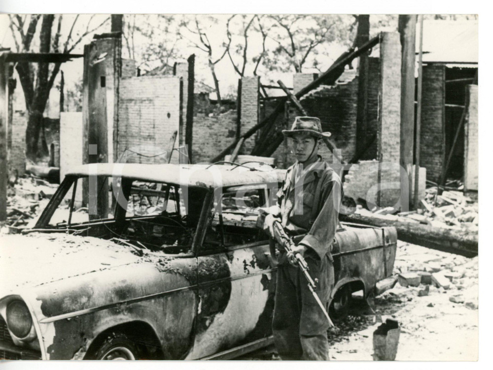 1970 PHNOM PENH GUERRA DEL VIETNAM Soldato di guardia tra le macerie *Foto