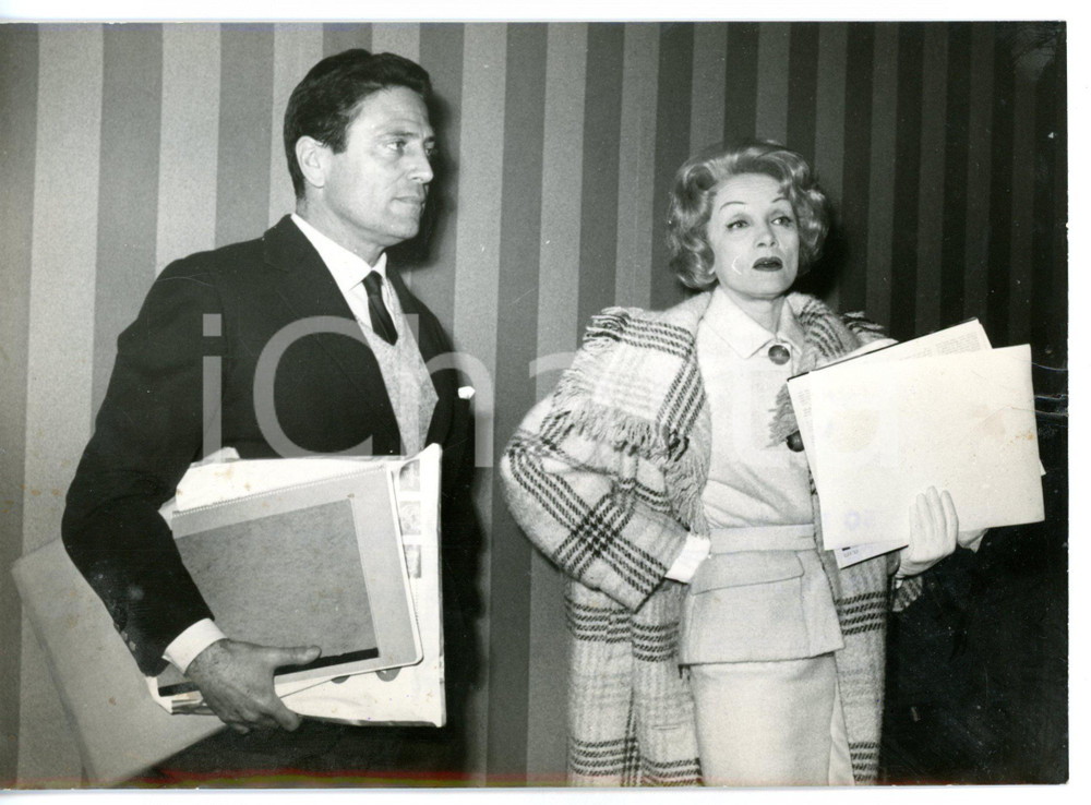 1960 ROMA - CINEMA Ritratto di Marlene DIETRICH e Raf VALLONE *Foto 18x13 cm Fotografia d'epoca con didascalia coeva al verso. CONDIZIONI: POOR (piegature al margine destro)FORMATO: 18x13 cm     originale e autentica 1