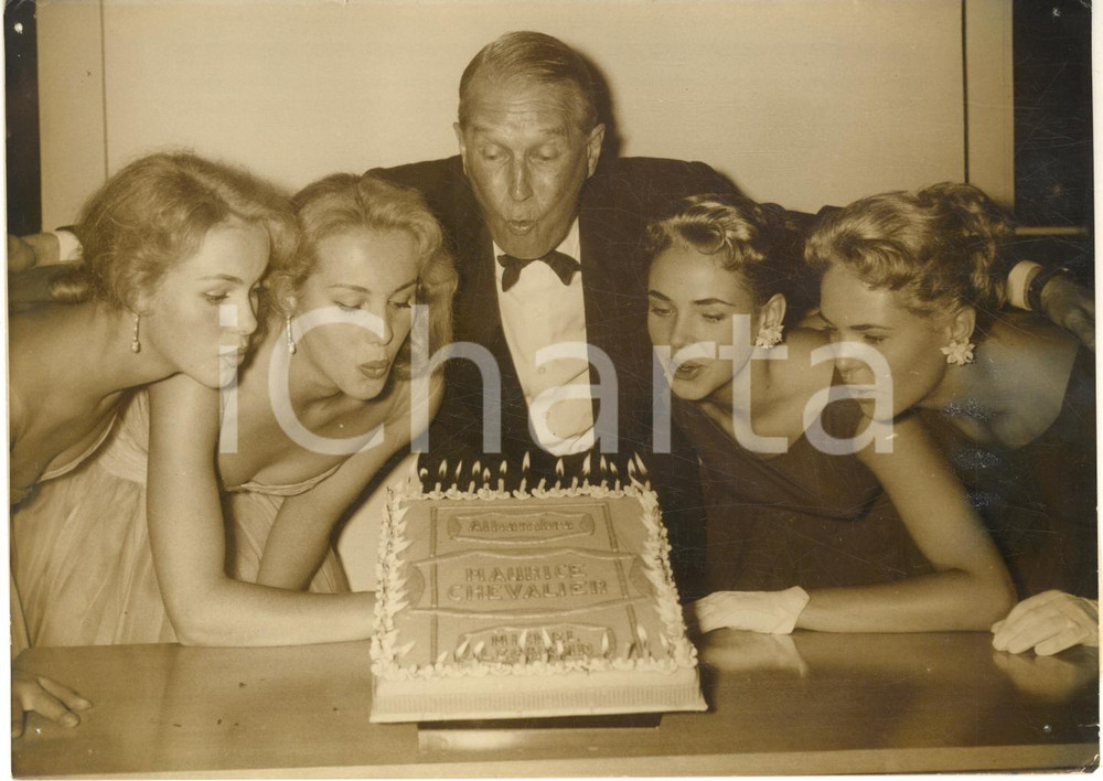 1956 PARIS Maurice CHEVALIER festeggia compleanno con le gemelle KESSLER Foto