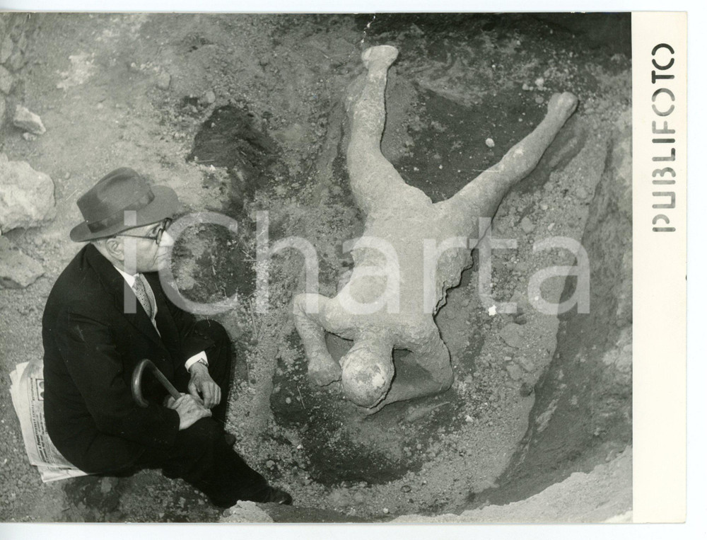 1956 POMPEI Amedeo MAIURI durante scavi archeologici *Foto DANNEGGIATA 18x13 cm