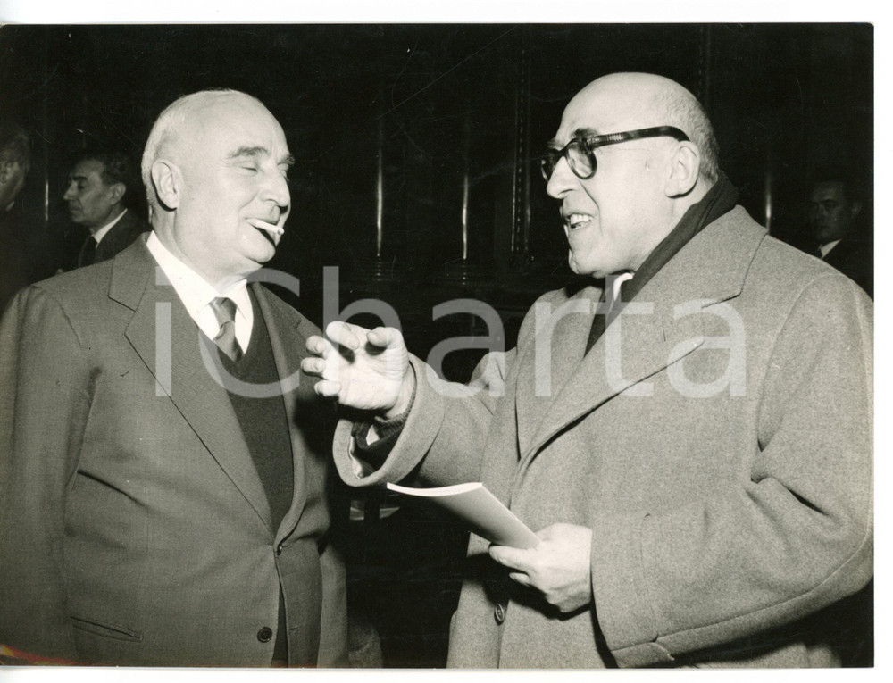 1958 MILANO Convegno scrittori di cinema - Angelo RIZZOLI con Cesare ZAVATTINI Fotografia d'epoca con didascalia coeva al verso. CONDIZIONI: FAIR (piegatura al margine superiore)FORMATO: 18x13 cm     originale e autentica 1