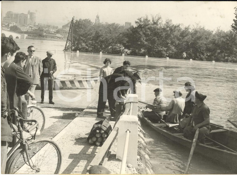 1960 AVIGNON (FRANCE) Evacuation des quartiers inondés - Photo 18x13 cm