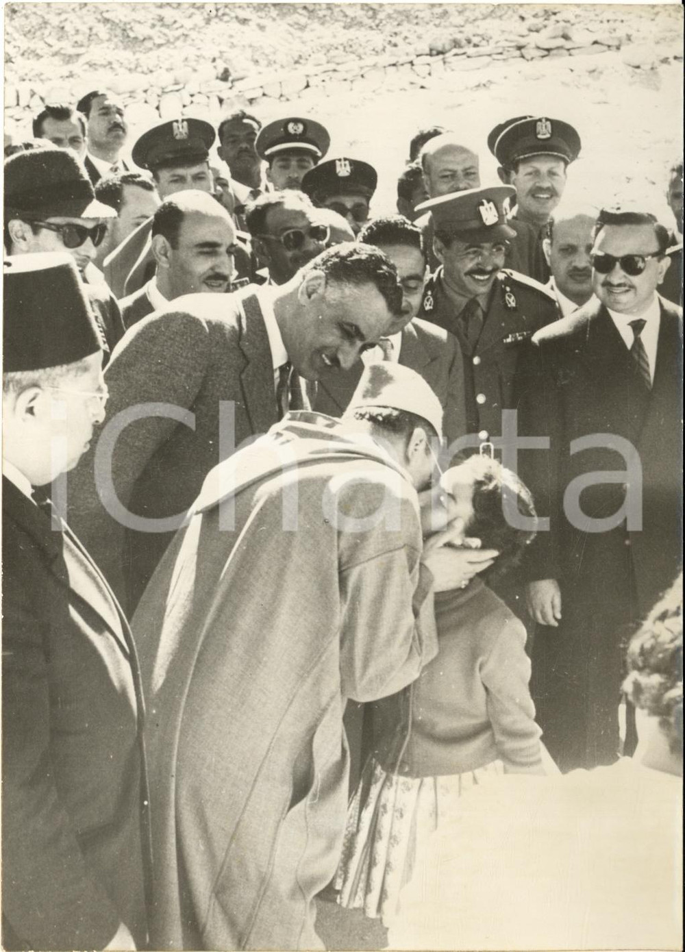 1960 LUXOR MOHAMMED V del Marocco saluta una bambina sotto lo sguardo di NASSER