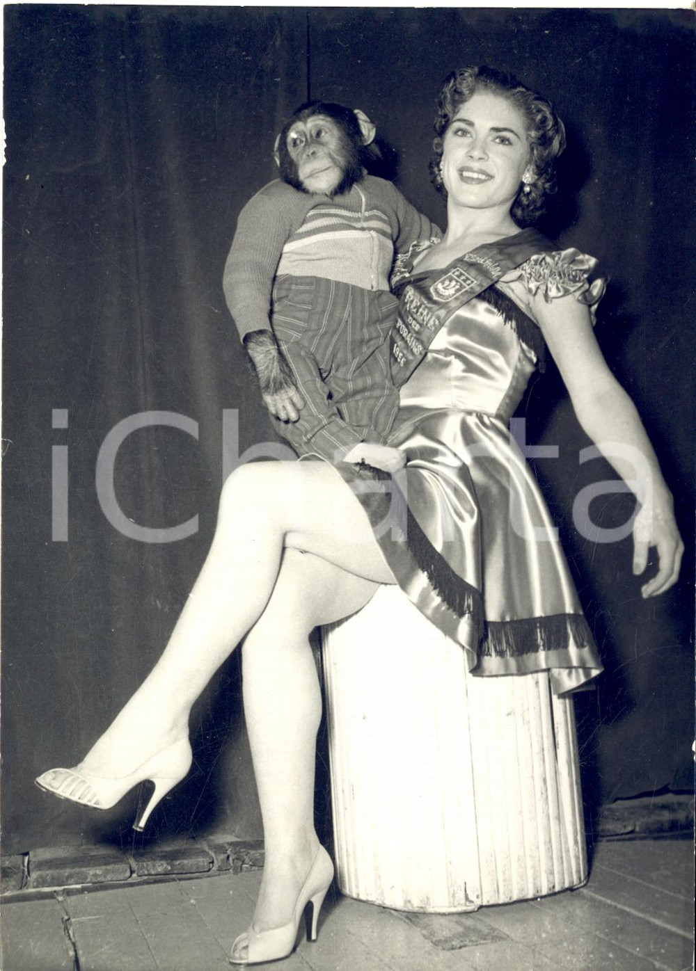 1955 PARIS CIRQUE Noella VANCRAEYNEST reine des Forains avec son chimpanzé 