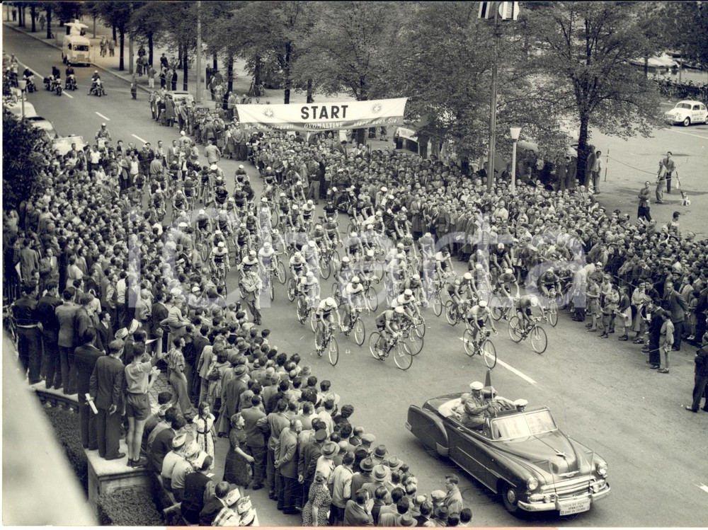 1954 ZURICH MYTHENQUAI TOUR DE SUISSE Partenza con Ernst LUTHY *Foto 18x13 cm Fotografia d'epoca con didascalia coeva. CONDIZIONI: G (ma lieve piegatura al lato sinistro)FORMATO: 18x13 cm      originale e autentica 1