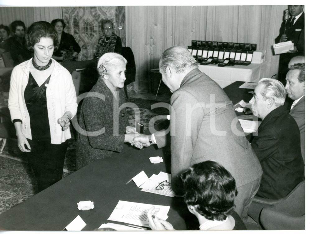 1960 MERANO Premio Sposa d'Italia - Vittorio NECCHI premia Maria MARRA CALIMERA Fotografia d'epoca con didascalia coeva al verso. CONDIZIONI: GFORMATO: 18x13 cm     originale e autentica 1