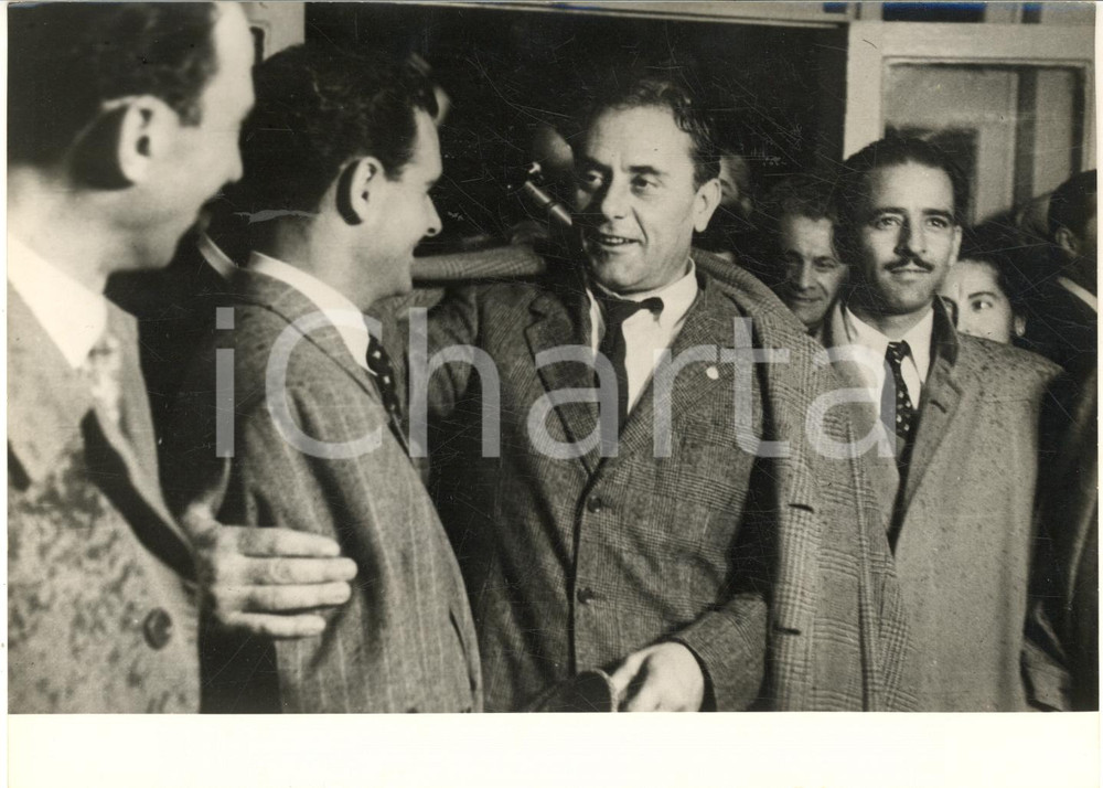 1953 AUTOMOBILISMO CITTA' DEL MESSICO Giovanni BRACCO tra gli ammiratori *Foto Fotografia d'epoca con didascalia coeva al verso. CONDIZIONI: G (ma lieve sovraimpressione)FORMATO: 18x13 cm     originale e autentica 1