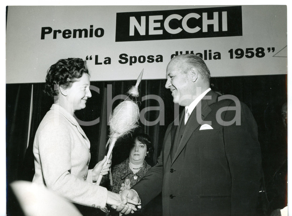 1958 MILANO Premio NECCHI La sposa d'Italia - Vittorio NECCHI con la vincitrice