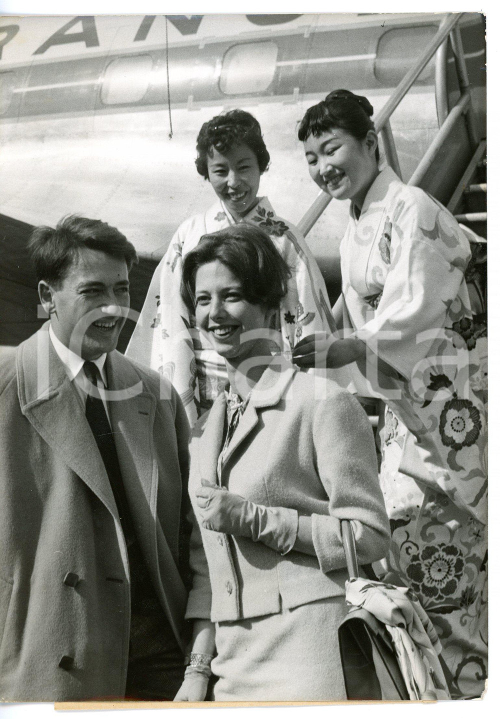 1959 PARIS ORLY Sposi Michel e Claire COMBASTET in partanza per giro del mondo Fotografia d'epoca con didascalia coeva al verso. CONDIZIONI: G (ma piccola piegatura al margine inferiore)FORMATO: 13x18 cm     originale e autentica 1