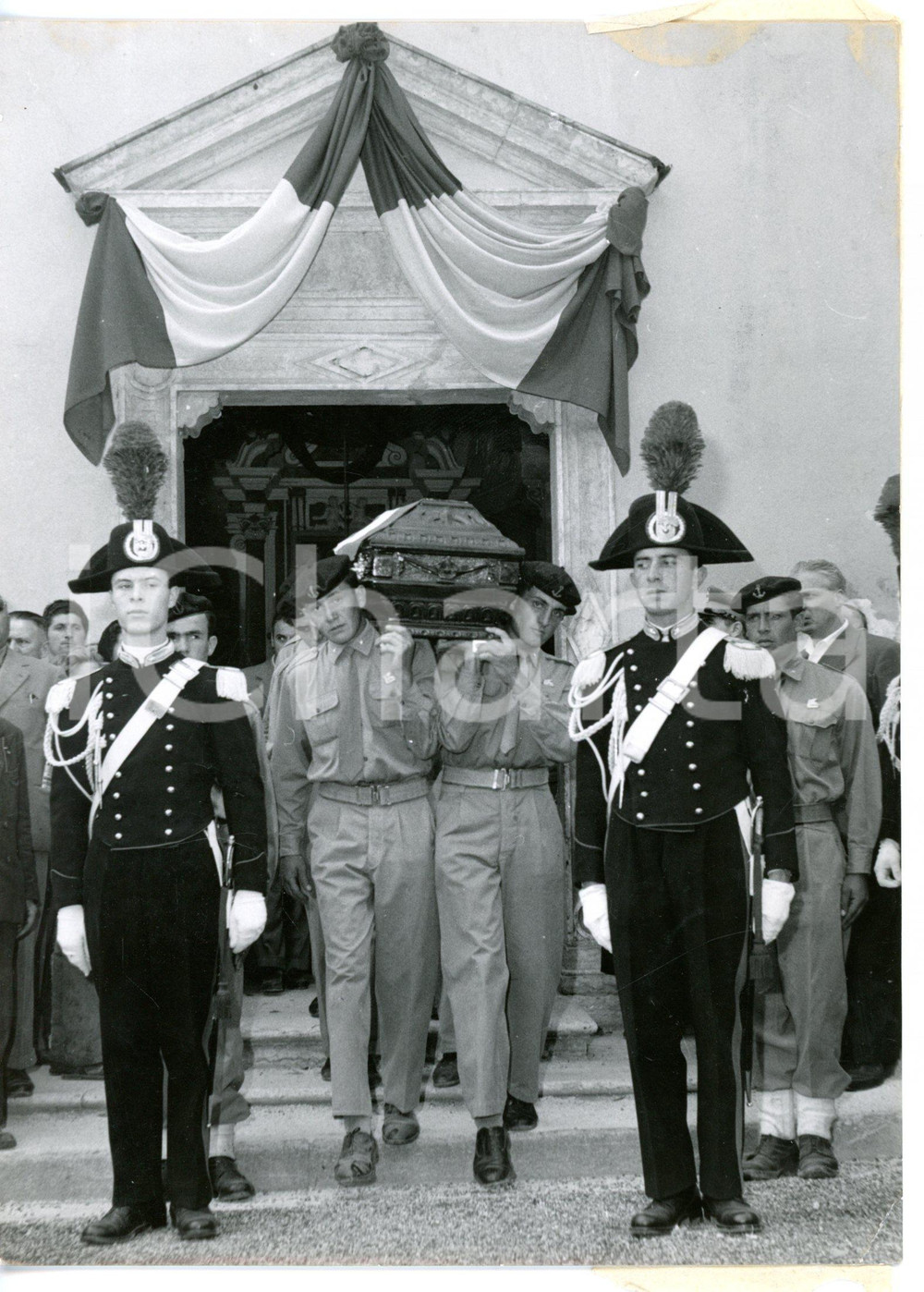 1954 LEVICO TERME Funerali marinai Battaglione SAN MARCO *Foto 13x18 Fotografia d'epoca con didascalia coeva al verso. CONDIZIONI: G (ma alone al margine superiore)FORMATO: 13x18 cm     originale e autentica 1