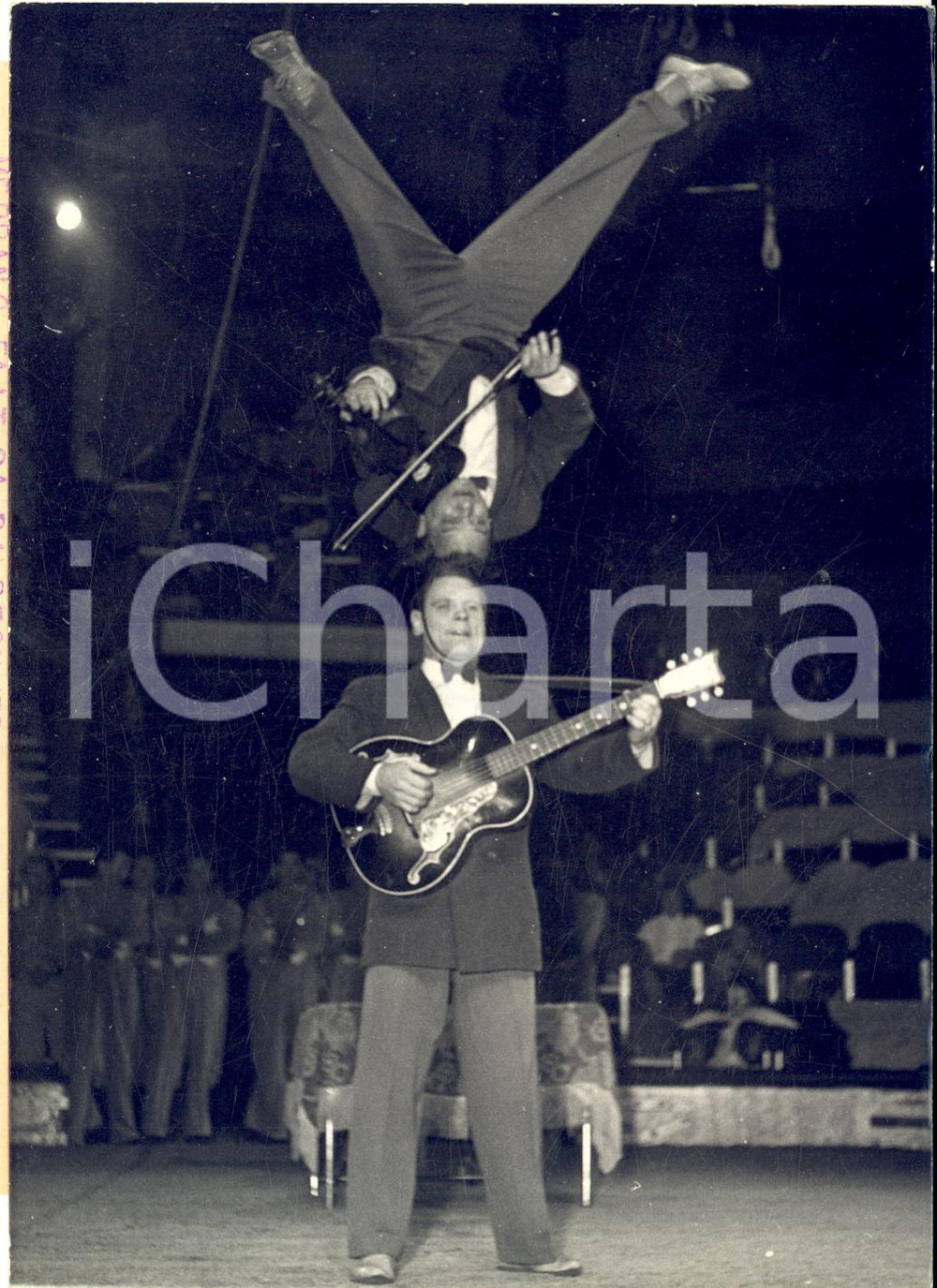 1953 PARIS CIRQUE MEDRANO - WALTER AND MAY suonano testa su testa *Foto Fotografia d'epoca con didascalia coeva.  CONDIZIONI: G (ma lieve sovraimpressione)FORMATO: 13x18 cm    originale e autentica 1