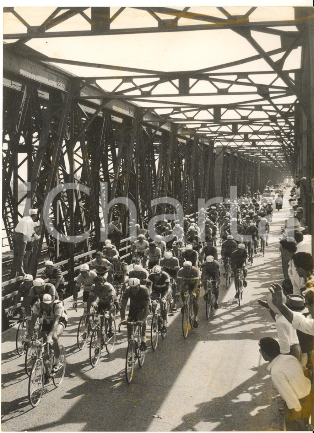 1955 ca CICLISMO GIRO D'ITALIA BASSANO DEL GRAPPA Passaggio sul ponte - Foto  Fotografia d'epoca con didascalia coeva.  CONDIZIONI: FAIR (piccola macchia al centro e al lato destro) FORMATO: 13x18 cm     originale e autentica 1